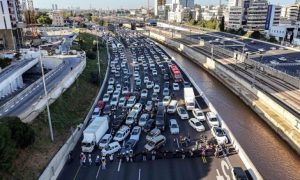 متظاهرون يغلقون شوارع تل أبيب و يطالبون بانتخابات مبكرة وإعادة الأسرى