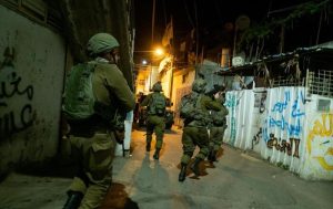 الاحتلال الصهيوني يشن حملة اعتقالات بالضفة واشتباكات مسلحة في نابلس