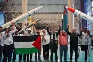 لدى استقبال عدد من عائلات الشهداء بغزة... العميد حاجي زادة: عازمون على نصرة الشعب الفلسطيني حتى النهاية