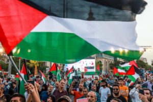 بالصور.. مراسم استقبال لجمع من ذوي شهداء غزة في طهران