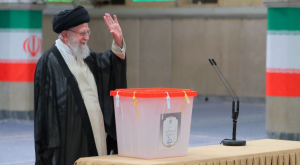 السيد الخامنئي : على الشعب أن يكون أكثر عزيمة اليوم لحسم الانتخابات وأن يكون لدينا رئيس غدًا