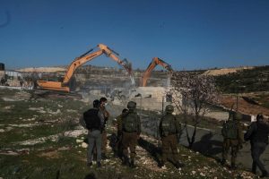 الاحتلال يهدم المنشأت الفلسطينية ليقيم بؤرة استيطانية جديدة