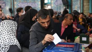 وسط إقبال كثيف.. الإيرانيون يقترعون لحسم السباق الرئاسي بين جليلي وبزشكيان