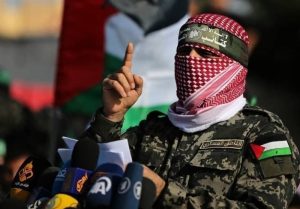 محملاً حكومة الاحتلال المسؤولية.. أبو عبيدة: مقتل أسير إسرائيلي وإصابة أسيرتين