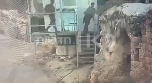 لحظة انفجار قنبلة يدوية وإصابة مجندة "إسرائيلية" وجندي آخر في محيط البلدة القديمة بمدينة الخليل، أمس الإثنين