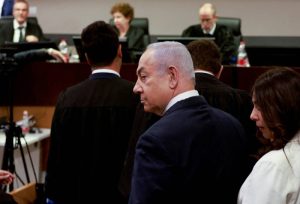 نتنياهو يمثل أمام المحكمة بقضايا فساد… وهتافات في الخارج “سنة على الاستباحة، لن ننسى ولن نغفر”