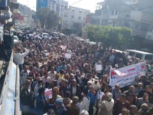 معلمو تعز يطالبون “حكومة التحالف” تثبيت رواتبهم بـ”الدولار”