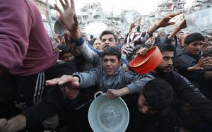 استهجن كتاب ومحللون كويتيون فداحة ما يجري في غزة، معتبرين تجويع غزة جريمة متعمدة برعاية دولية. وحسب وكالة " قدس برس"