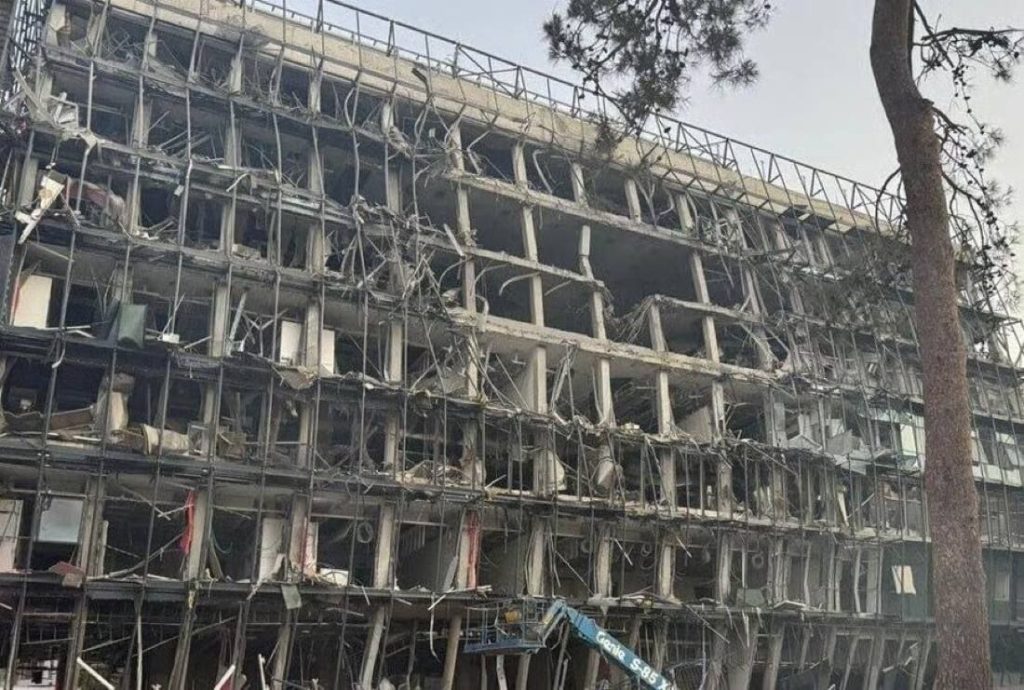 اعترافات جديدة في "إسرائيل" تكشف: صاروخ إيراني يصيب مبنى قرب "الكرياه" وسط "تل أبيب"