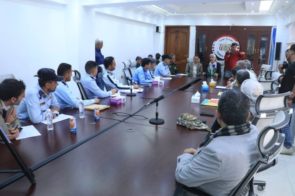 وأقر الاجتماع تنفيذ توجيهات قائد الثورة السيد عبدالملك بدر الدين الحوثي بإعفاء مالكي السيارات المتعثرة من الرسوم الجمركية والمرورية بمناسبة