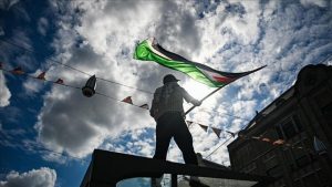 ناشطون يحتجون أمام مبنى مايكروسوفت في هولندا لدعمها الكيان الصهيوني