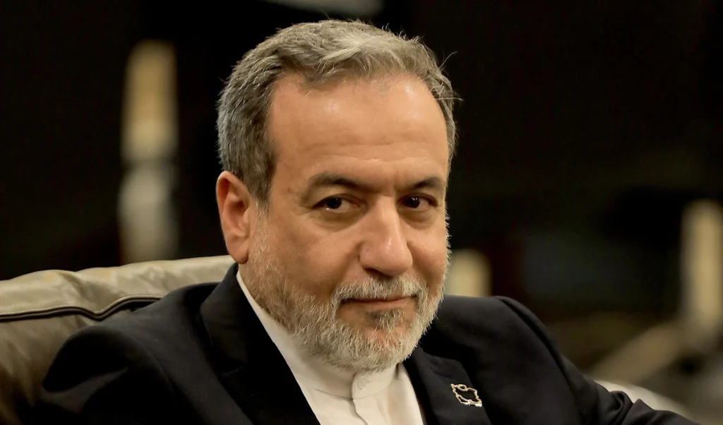 أكد وزير الخارجية الإيراني، عباس عراقجي، أنّ قرار بريطانيا وفرنسا وألمانيا (الترويكا الأوروبية) إعادة فرض العقوبات الأممية على إيران يمثّل "خطأً فادحاً" في التقدير، داعياً الدول الأوروبية الثلاث إلى التراجع.