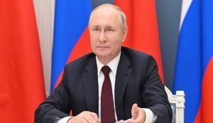 قال المتحدث باسم الكرملين الروسي دميتري بيسكوف، إن الرئيس فلاديمير بوتين لا يتابع الأعمال السينمائية أو الأدبية التي تنتج عنه