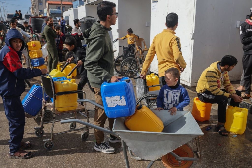 أعلنت بلدية غزة، اليوم الأربعاء، أن توقف خط المياه الرئيسي "ميكروت" تسبب في نقص حاد بالمياه في مناطق واسعة من المدينة